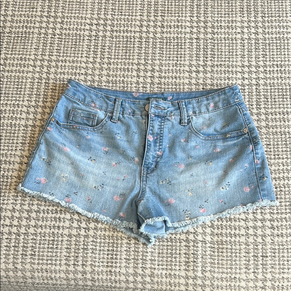 Light Blue Jean Shorts with Frayed Hem and Flower Details